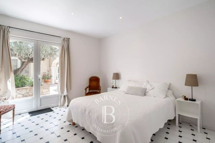 Image No.12-5 Bed House for sale