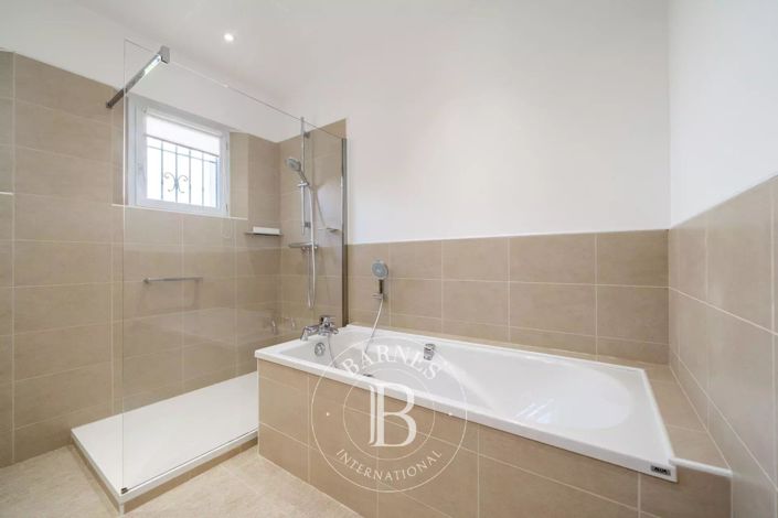 Image No.9-5 Bed House for sale