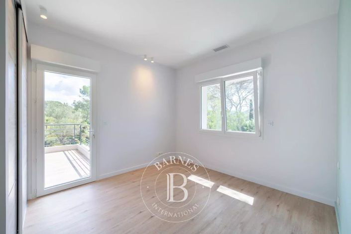 Image No.6-5 Bed House for sale