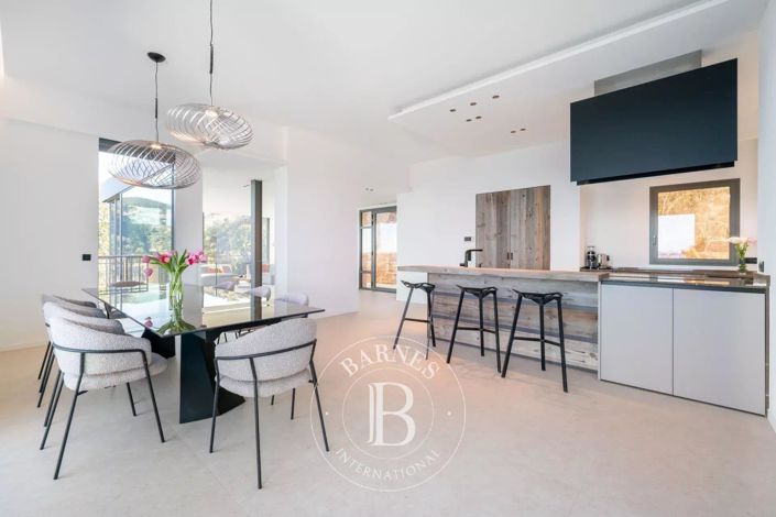 Image No.8-4 Bed House for sale