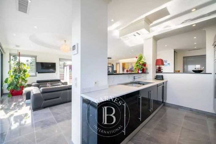 Image No.5-5 Bed House for sale