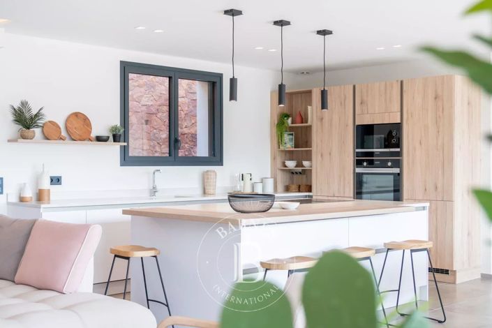 Image No.3-5 Bed House for sale