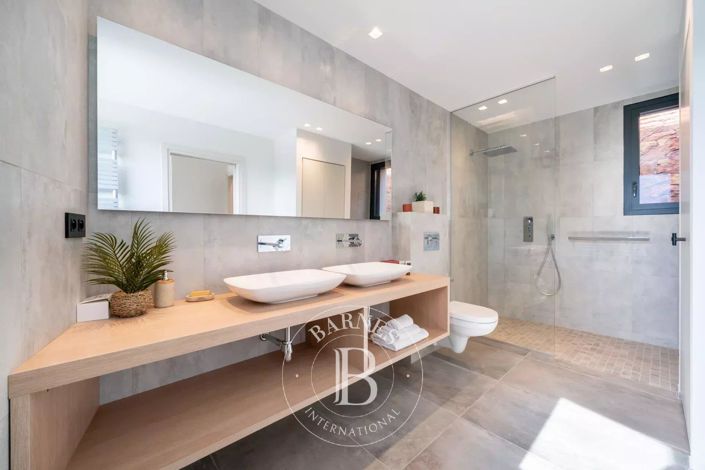 Image No.5-5 Bed House for sale