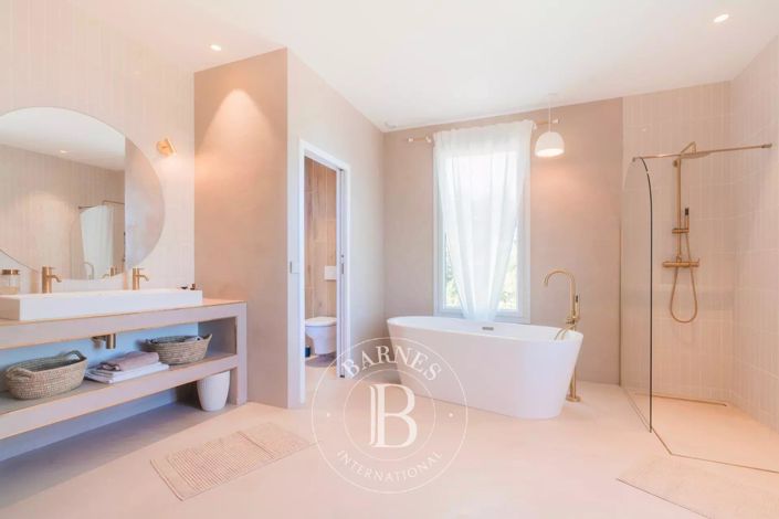 Image No.6-6 Bed House for sale