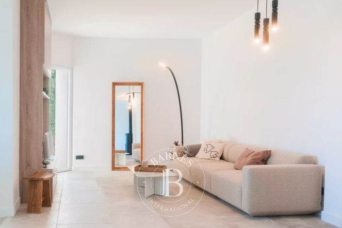 Image No.8-6 Bed House for sale