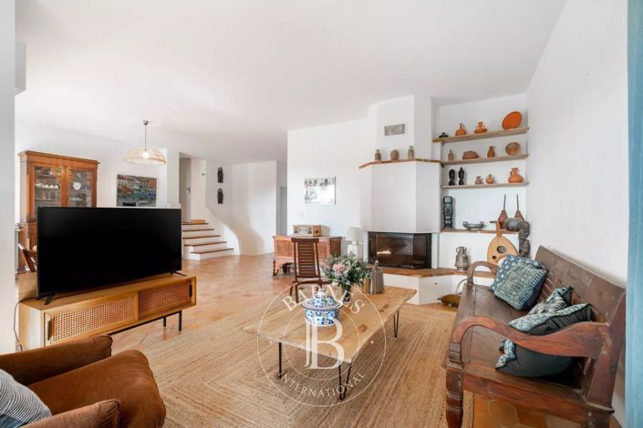 Image No.2-6 Bed House for sale