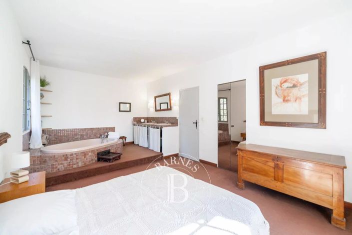 Image No.6-6 Bed House for sale