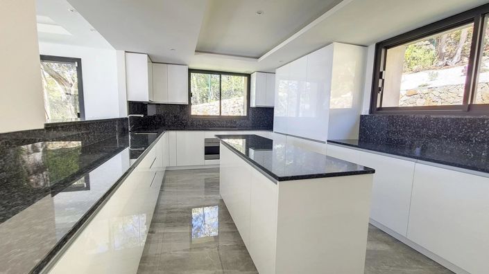 Image No.6-5 Bed House for sale