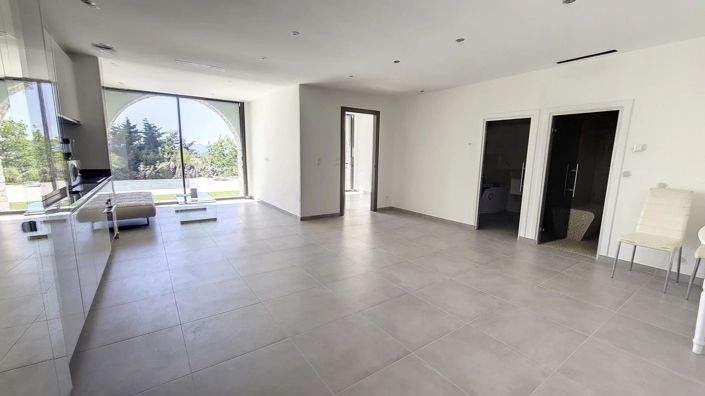 Image No.8-5 Bed House for sale