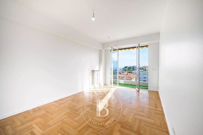 Image No.10-3 Bed Apartment for sale