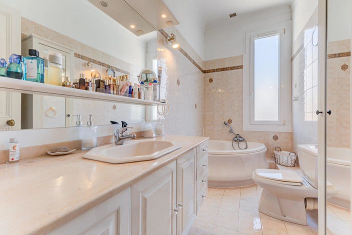 Image No.16-6 Bed House for sale