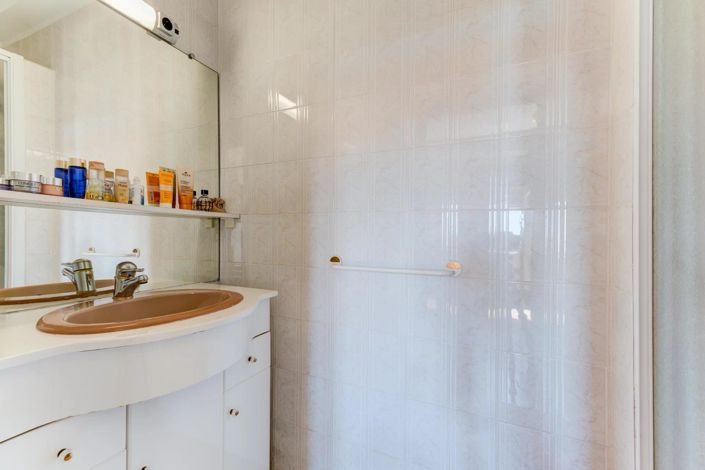 Image No.20-6 Bed House for sale