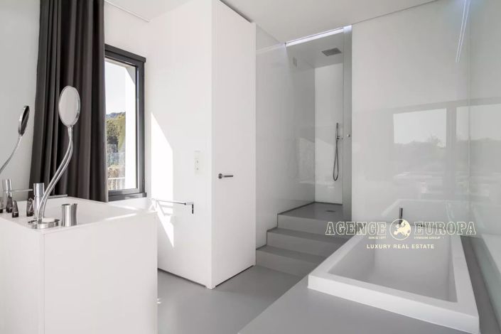 Image No.10-4 Bed House for sale