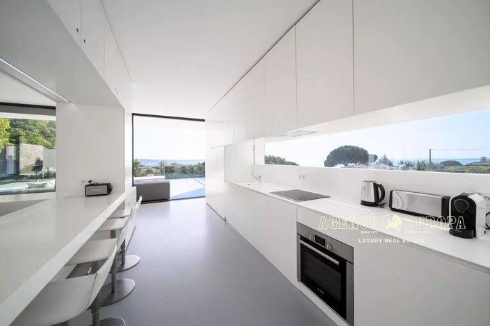 Image No.8-4 Bed House for sale