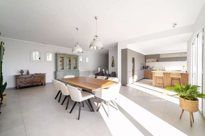 Image No.6-5 Bed House for sale