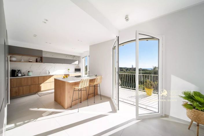 Image No.8-5 Bed House for sale