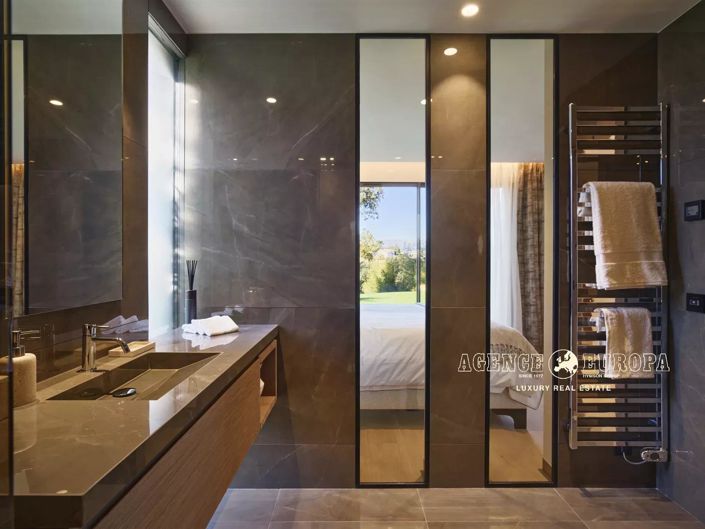 Image No.25-5 Bed House for sale