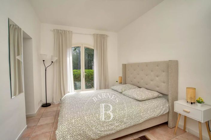 Image No.8-5 Bed House for sale