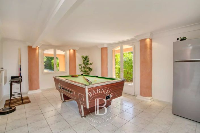 Image No.9-5 Bed House for sale