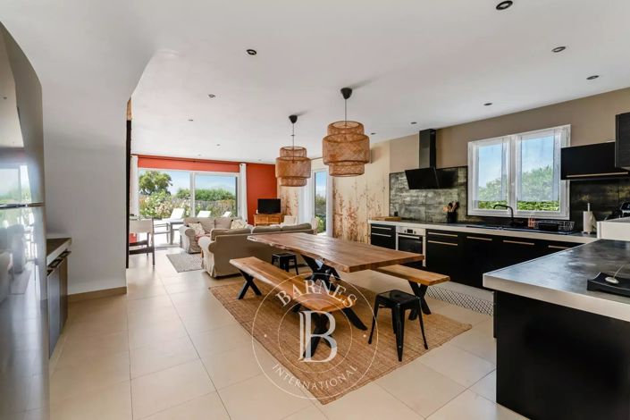 Image No.9-5 Bed House for sale