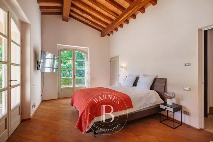 Image No.10-6 Bed House for sale