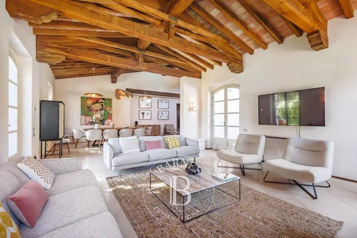 Image No.6-6 Bed House for sale