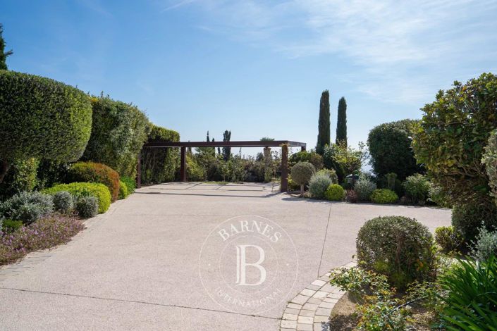 Image No.6-5 Bed House for sale