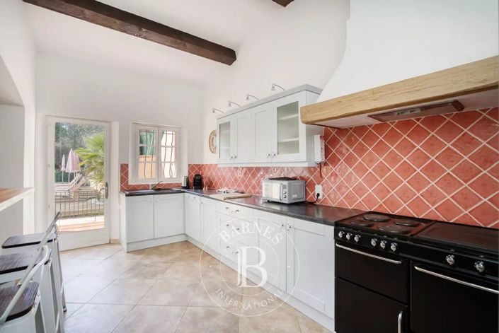 Image No.8-6 Bed House for sale