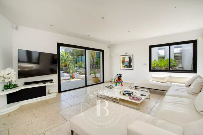 Image No.12-4 Bed House for sale