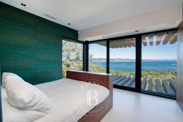 Image No.9-6 Bed House for sale