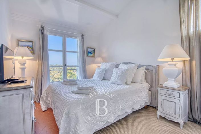 Image No.12-7 Bed House for sale