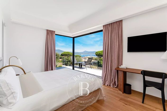 Image No.8-5 Bed House for sale