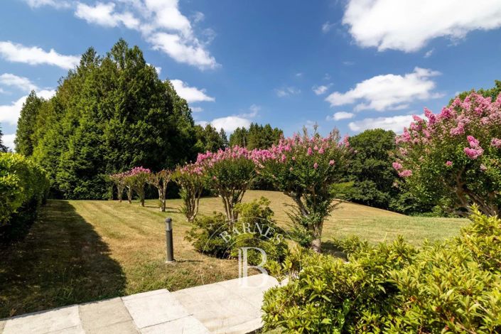 Image No.33-8 Bed House for sale