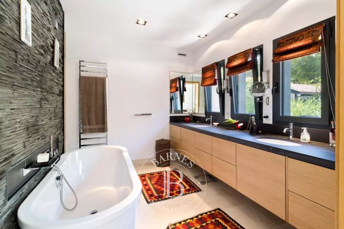 Image No.29-5 Bed House for sale