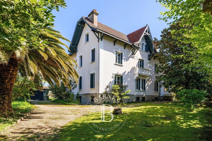 Image No.1-8 Bed House for sale