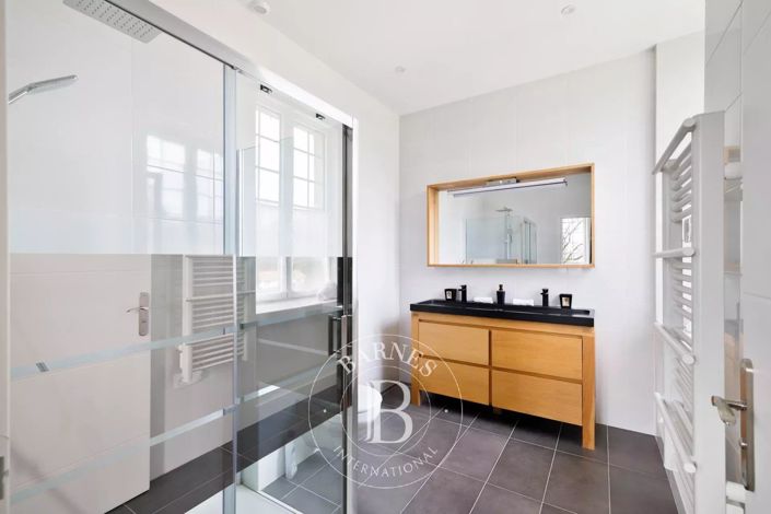 Image No.18-8 Bed House for sale