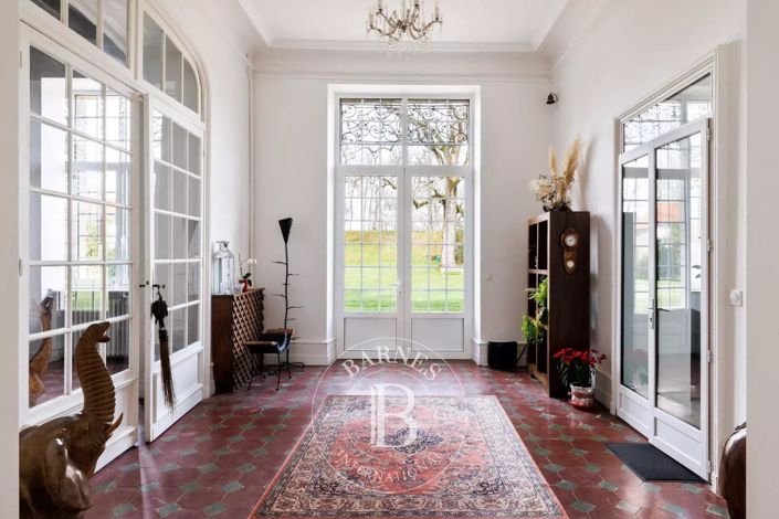 Image No.8-8 Bed House for sale