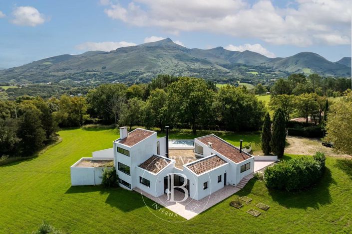 Image No.1-4 Bed House for sale