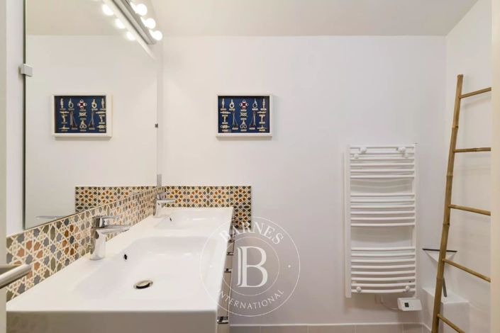 Image No.28-10 Bed House for sale