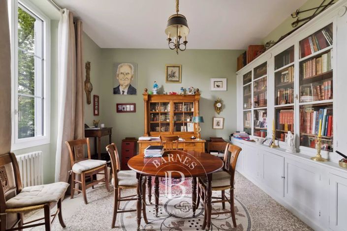 Image No.8-10 Bed House for sale