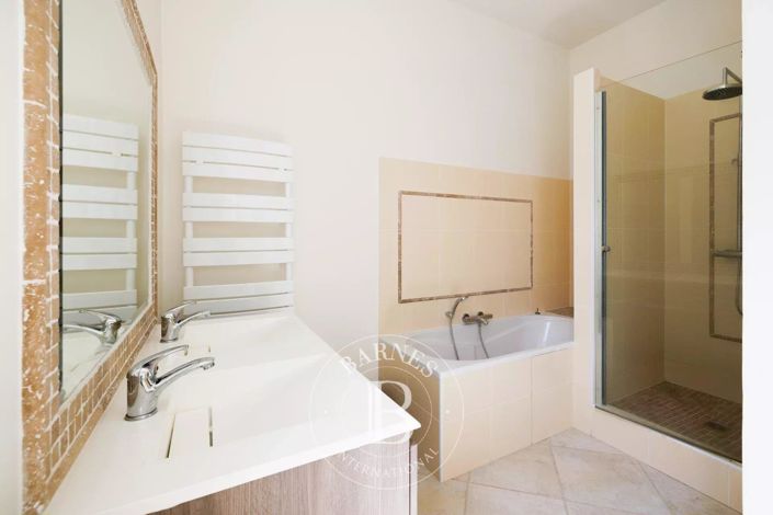 Image No.18-6 Bed House for sale