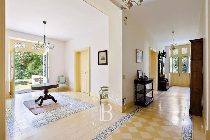 Image No.8-6 Bed House for sale