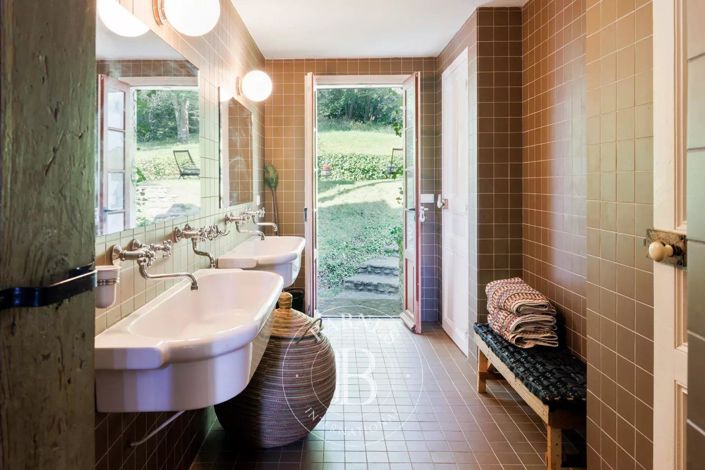 Image No.19-8 Bed House for sale