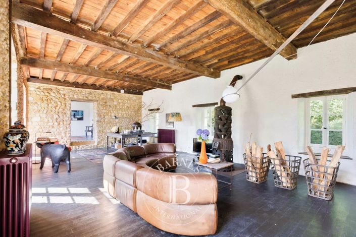 Image No.6-8 Bed House for sale