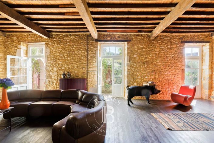 Image No.7-8 Bed House for sale