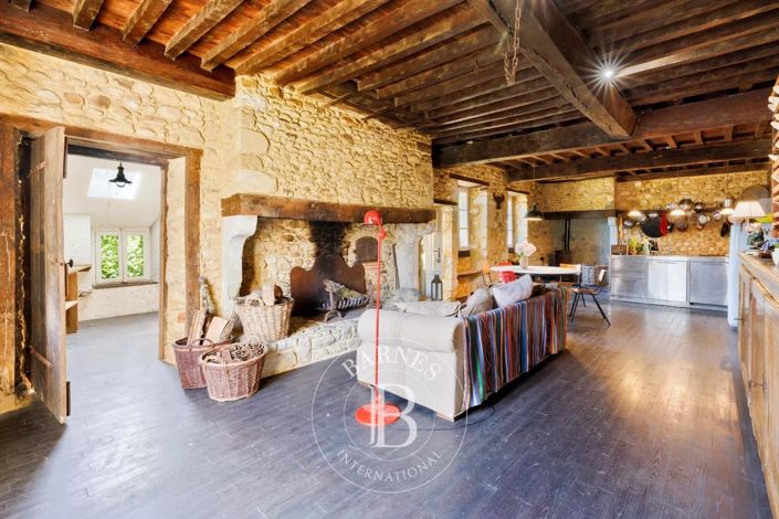 Image No.9-8 Bed House for sale