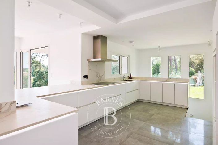 Image No.6-7 Bed House for sale