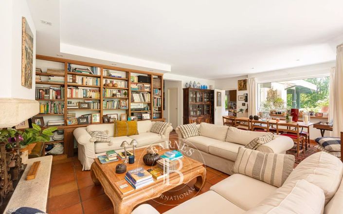 Image No.6-5 Bed House for sale