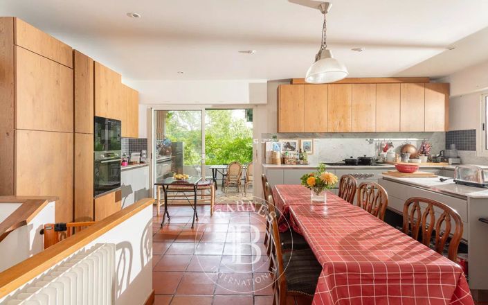 Image No.8-5 Bed House for sale