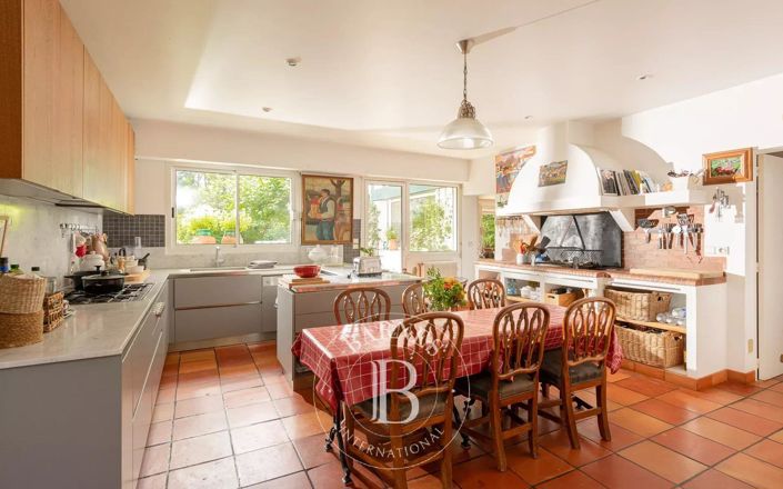 Image No.9-5 Bed House for sale